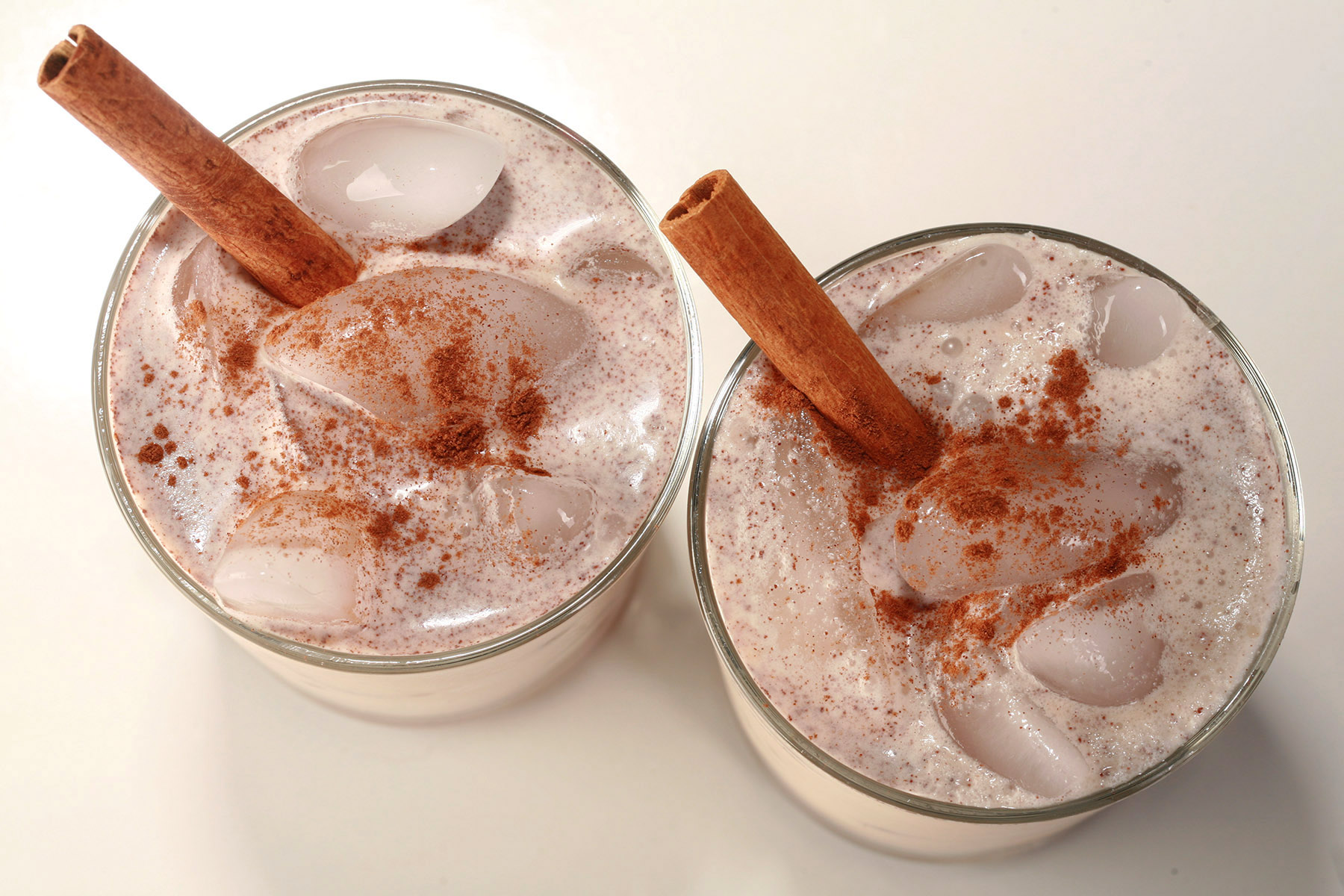 2 glasses of low-carb rumchata, garnished with a sinnamon stick and sprinkle of cinnamon.