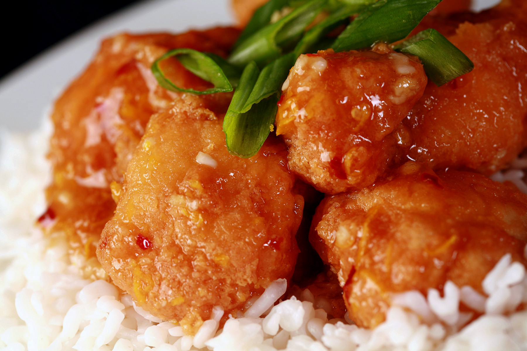 A plate of sugar-free spicy orange chicken served on konjac rice.