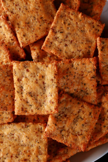 Crunchy Keto Crackers Recipe [Low Carb, Gluten Free] - Low Carb Hoser